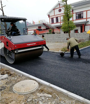 铺沥青路面