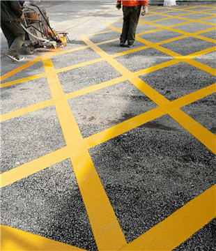 宜昌划道路标线时，路面有裂