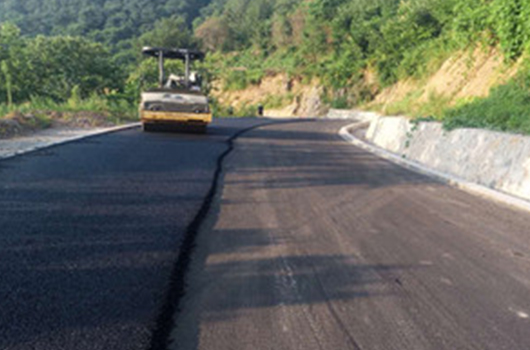 重载交通路段的道路刷黑，有
