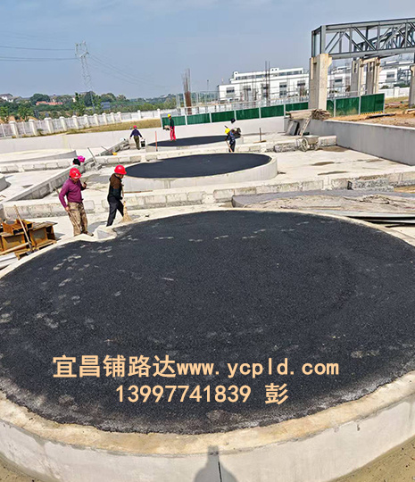 化工厂罐体底座沥青摊铺，罐
