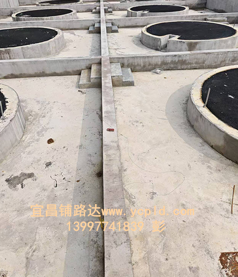 化工厂罐体底座沥青摊铺，罐