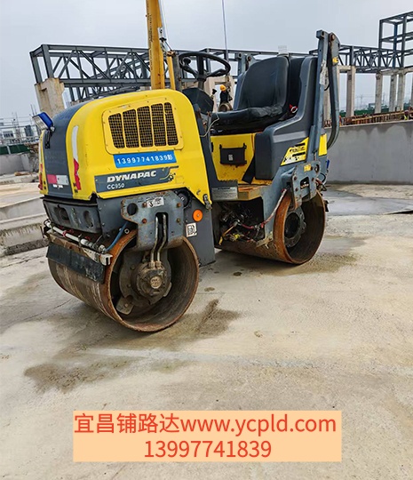 化工厂罐体底座沥青摊铺，罐体直径3.5米～38米